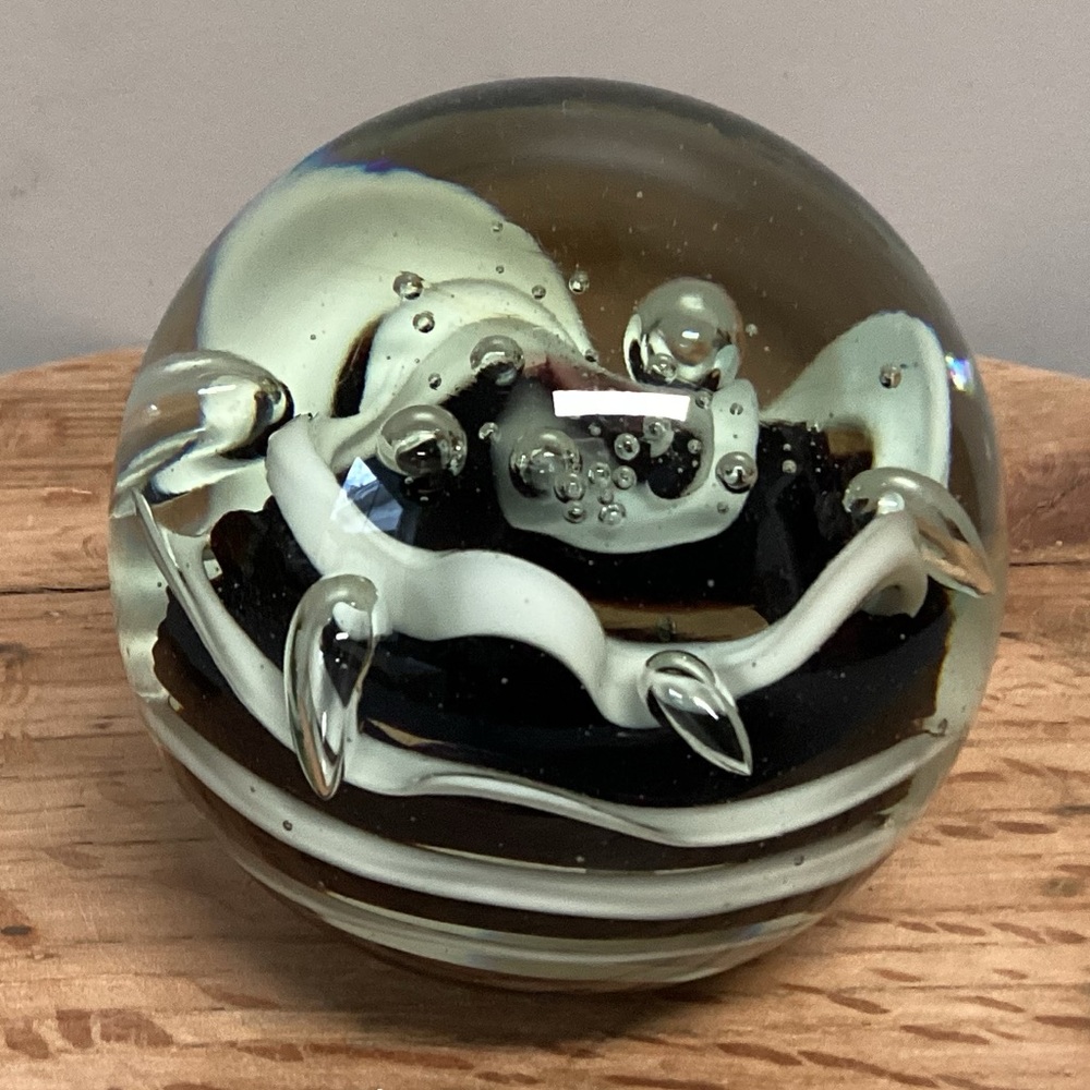 ⚫️ Vintage & Beautiful - Black & White Blown Glass Art Sphere Paperweight Decor - Picture 1 of 10